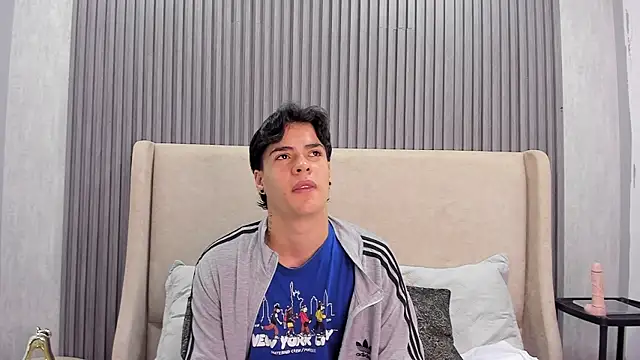 Snapshot of BenitoSaenz chatting on 09.10.25 BenitoSaenz online show from 09.10.25