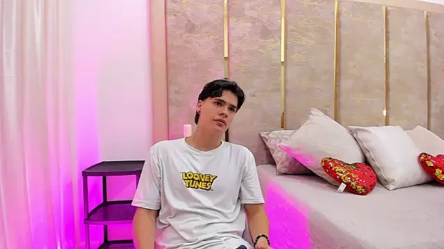 Snapshot of BenitoSaenz chatting on 09.26.25 BenitoSaenz online show from 09.26.25