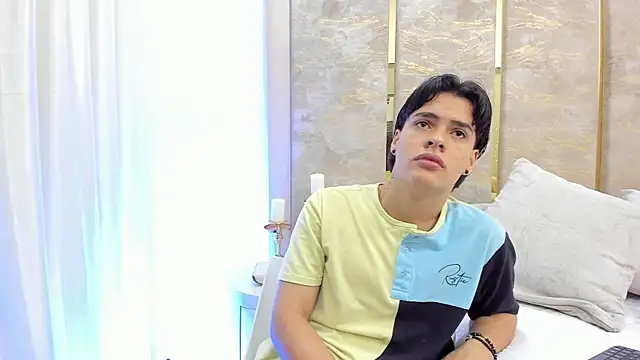 Snapshot of BenitoSaenz chatting on 10.03.25 BenitoSaenz online show from 10.03.25