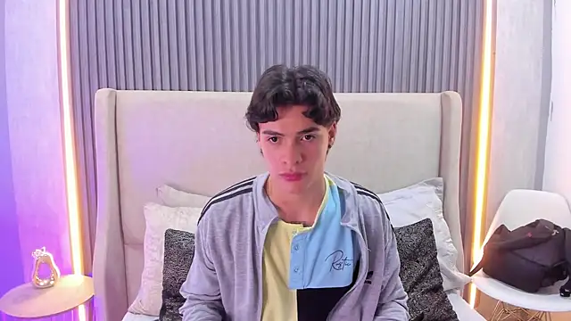 Snapshot of BenitoSaenz chatting on 10.04.25 BenitoSaenz online show from 10.04.25