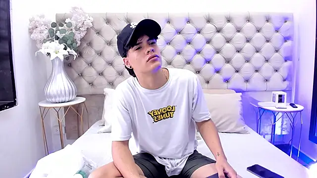 Snapshot of BenitoSaenz chatting on 10.04.25 BenitoSaenz online show from 10.04.25