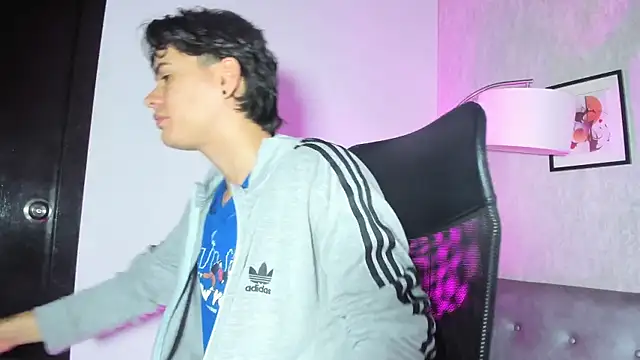 Snapshot of BenitoSaenz chatting on 10.07.25 BenitoSaenz online show from 10.07.25