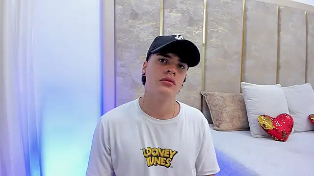 Snapshot of BenitoSaenz chatting on 10.17.25 BenitoSaenz online show from 10.17.25