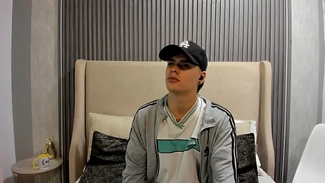 Snapshot of BenitoSaenz chatting on 10.18.25 BenitoSaenz online show from 10.18.25