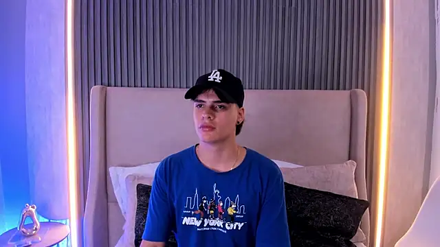 Snapshot of BenitoSaenz chatting on 10.19.25 BenitoSaenz online show from 10.19.25