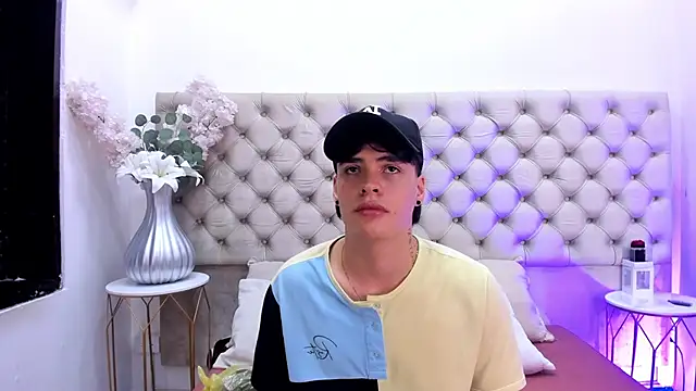 Snapshot of BenitoSaenz chatting on 10.21.25 BenitoSaenz online show from 10.21.25