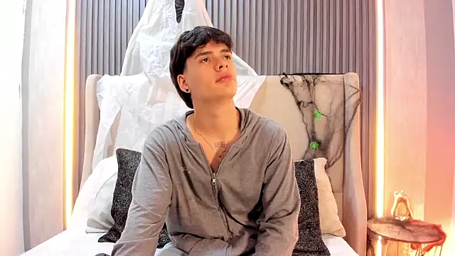 Snapshot of BenitoSaenz chatting on 10.22.25 BenitoSaenz online show from 10.22.25