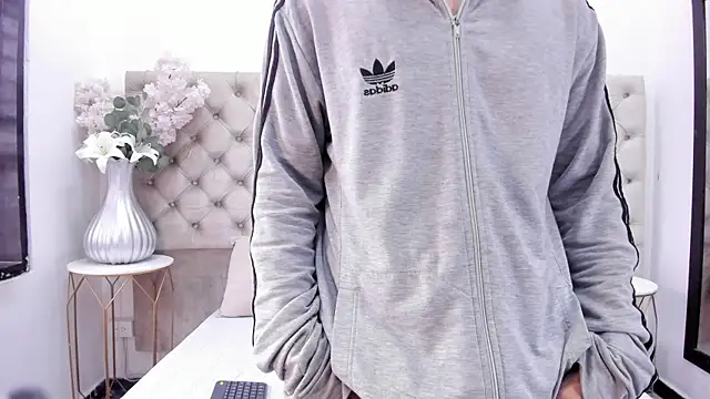 Snapshot of BenitoSaenz chatting on 11.01.25 BenitoSaenz online show from 11.01.25