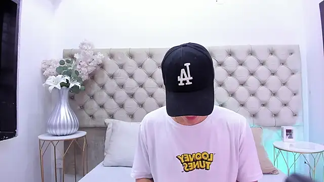 Snapshot of BenitoSaenz chatting on 11.04.25 BenitoSaenz online show from 11.04.25