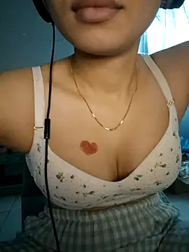 Snapshot of Suna_Lina chatting on 11.03.25 Suna Lina online show from 11.03.25