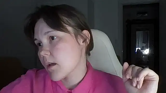 Snapshot of Qaynii chatting on 09.27.25 Qaynii online show from 09.27.25