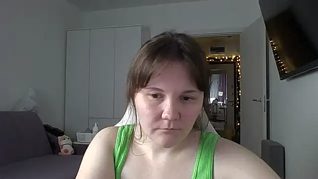 Snapshot of Qaynii chatting on 10.13.25 Qaynii online show from 10.13.25