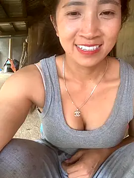 Snapshot of ThiHa003 chatting on 10.18.25 ThiHa003 online show from 10.18.25