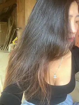 Snapshot of ThiHa003 chatting on 10.31.25 ThiHa003 online show from 10.31.25