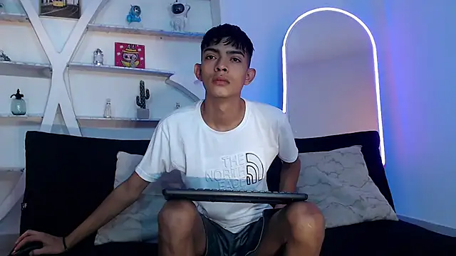 Snapshot of PRETTY_SEX1 chatting on 10.06.25 PRETTY SEX1 online show from 10.06.25