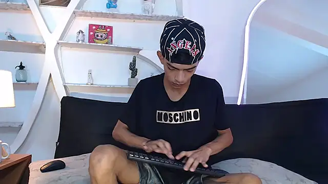 Snapshot of PRETTY_SEX1 chatting on 10.14.25 PRETTY SEX1 online show from 10.14.25