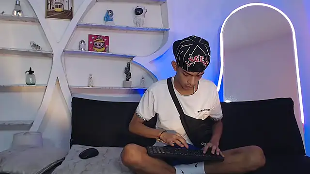 Snapshot of PRETTY_SEX1 chatting on 10.18.25 PRETTY SEX1 online show from 10.18.25