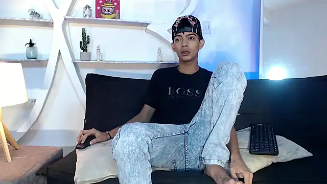 Snapshot of PRETTY_SEX1 chatting on 10.19.25 PRETTY SEX1 online show from 10.19.25