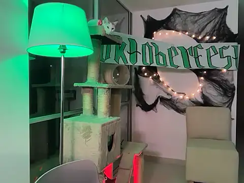 Snapshot of RosseMelody chatting on 10.04.25 RosseMelody online show from 10.04.25