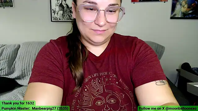 Snapshot of MoonBalloons chatting on 10.12.25 MoonBalloons online show from 10.12.25