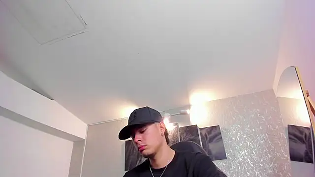 Snapshot of nils_saint chatting on 10.28.25 nils saint online show from 10.28.25