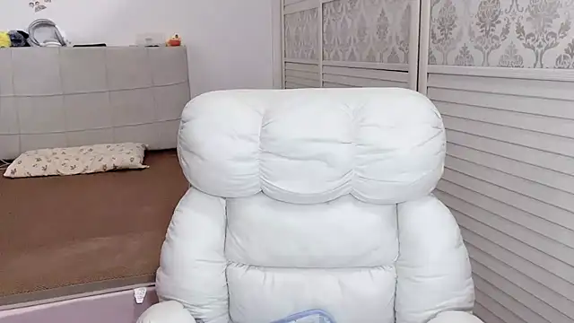 Snapshot of Holiland chatting on 10.13.25 Holiland online show from 10.13.25