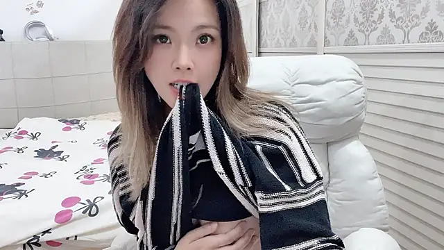 Snapshot of Holiland chatting on 10.29.25 Holiland online show from 10.29.25