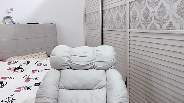 Snapshot of Holiland chatting on 11.17.25 Holiland online show from 11.17.25