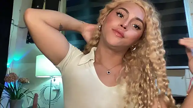 Snapshot of calimonroe chatting on 10.11.25 calimonroe online show from 10.11.25