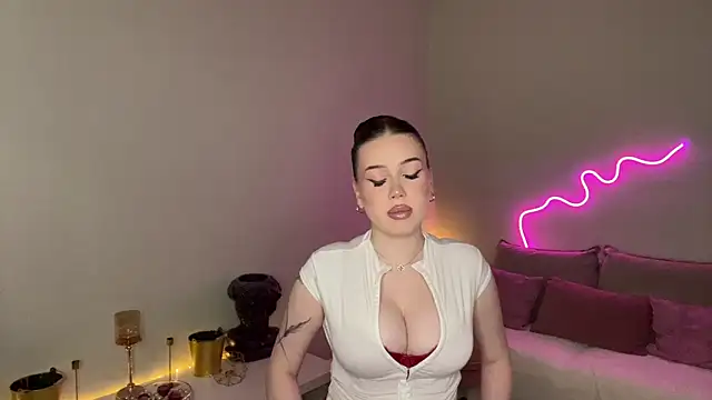 Snapshot of mistress_of_hearts chatting on 06.16.26 mistress of hearts online show from 06.16.26