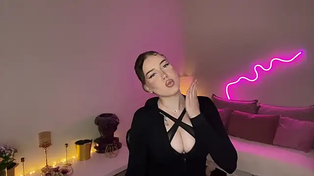 Snapshot of mistress_of_hearts chatting on 06.27.26 mistress of hearts online show from 06.27.26