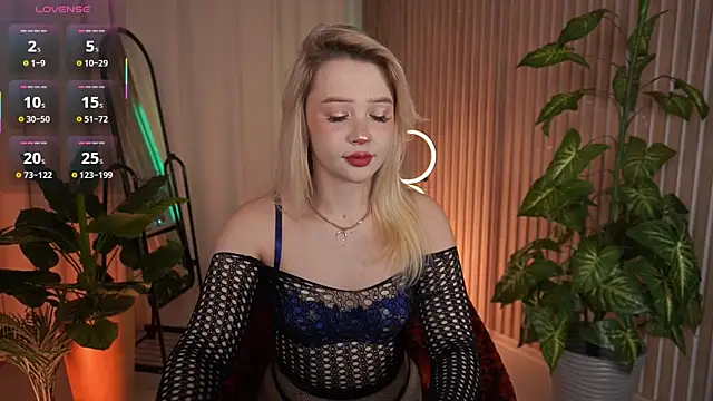 LauraWifeness online show from 11.06.25