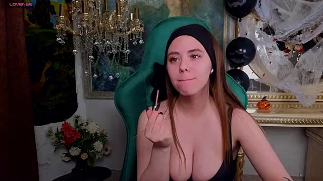 Snapshot of IvoryWood_ chatting on 10.08.25 IvoryWood online show from 10.08.25