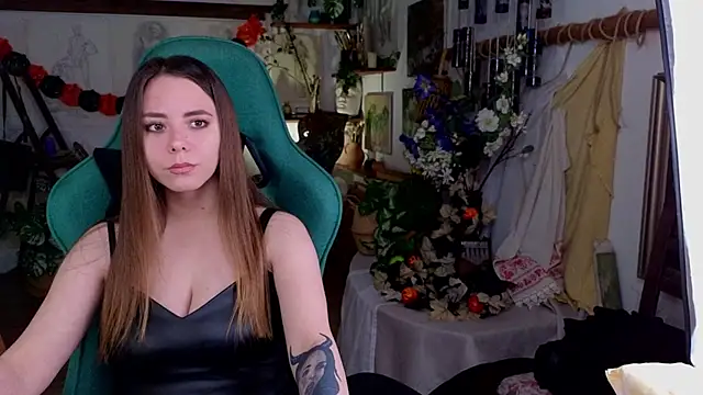 Snapshot of IvoryWood_ chatting on 10.28.25 IvoryWood online show from 10.28.25