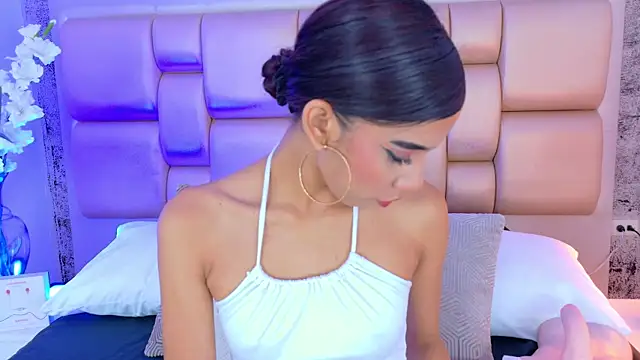 Snapshot of BellaHarper1 chatting on 10.04.25 BellaHarper1 online show from 10.04.25