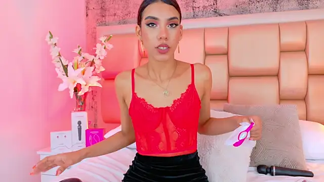 Snapshot of BellaHarper1 chatting on 10.05.25 BellaHarper1 online show from 10.05.25