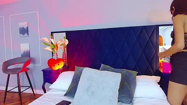 Snapshot of BellaHarper1 chatting on 10.10.25 BellaHarper1 online show from 10.10.25