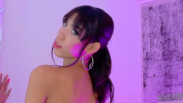 Snapshot of BellaHarper1 chatting on 10.11.25 BellaHarper1 online show from 10.11.25