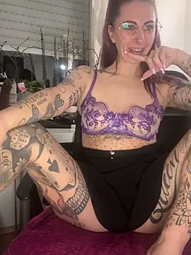 Snapshot of Dirty_Mel chatting on 11.05.25 Dirty Mel online show from 11.05.25