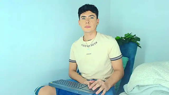 CamiiGuzmanX online show from 11.12.25