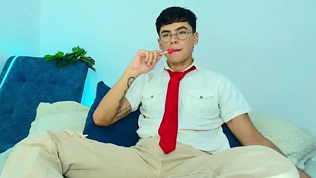 CamiiGuzmanX online show from 11.22.25