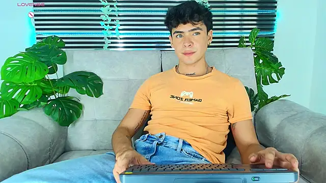 CamiiGuzmanX online show from 04.18.26