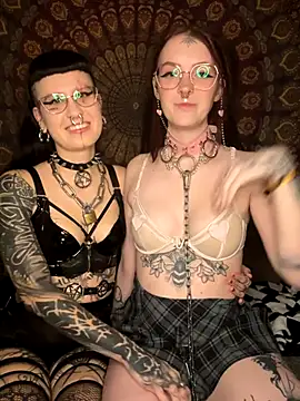 Snapshot of Nyraniel chatting on 11.21.25 Nyraniel online show from 11.21.25