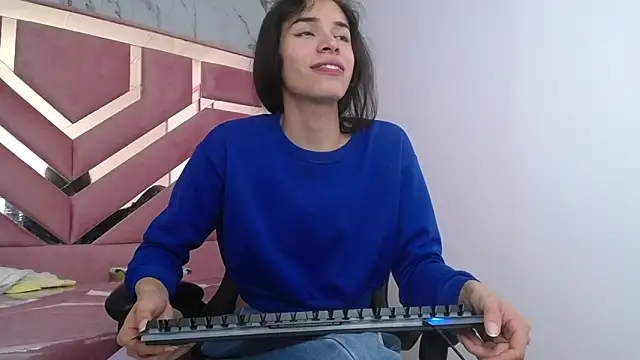 Snapshot of Mia_swift_ch chatting on 10.18.25 Mia swift ch online show from 10.18.25