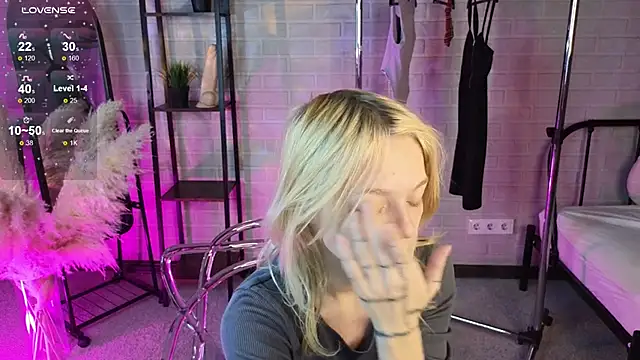 MillaHolt online show from 09.29.25