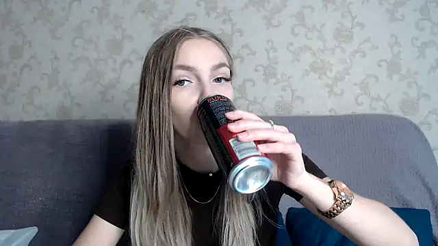 HitGyrl online show from 11.12.25