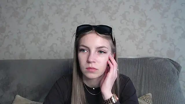 Snapshot of HitGyrl chatting on 04.30.26 HitGyrl online show from 04.30.26