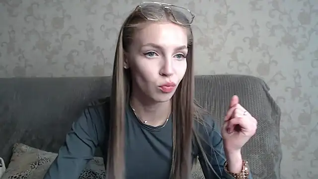 Snapshot of HitGyrl chatting on 05.12.26 HitGyrl online show from 05.12.26