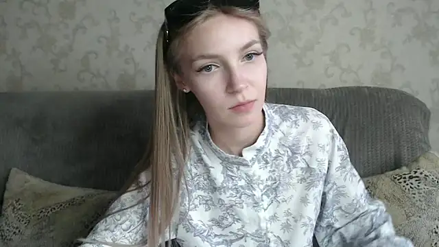 Snapshot of HitGyrl chatting on 06.03.26 HitGyrl online show from 06.03.26