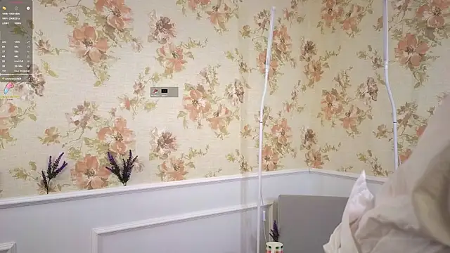 Snapshot of LynnaCure chatting on 09.30.25 LynnaCure online show from 09.30.25